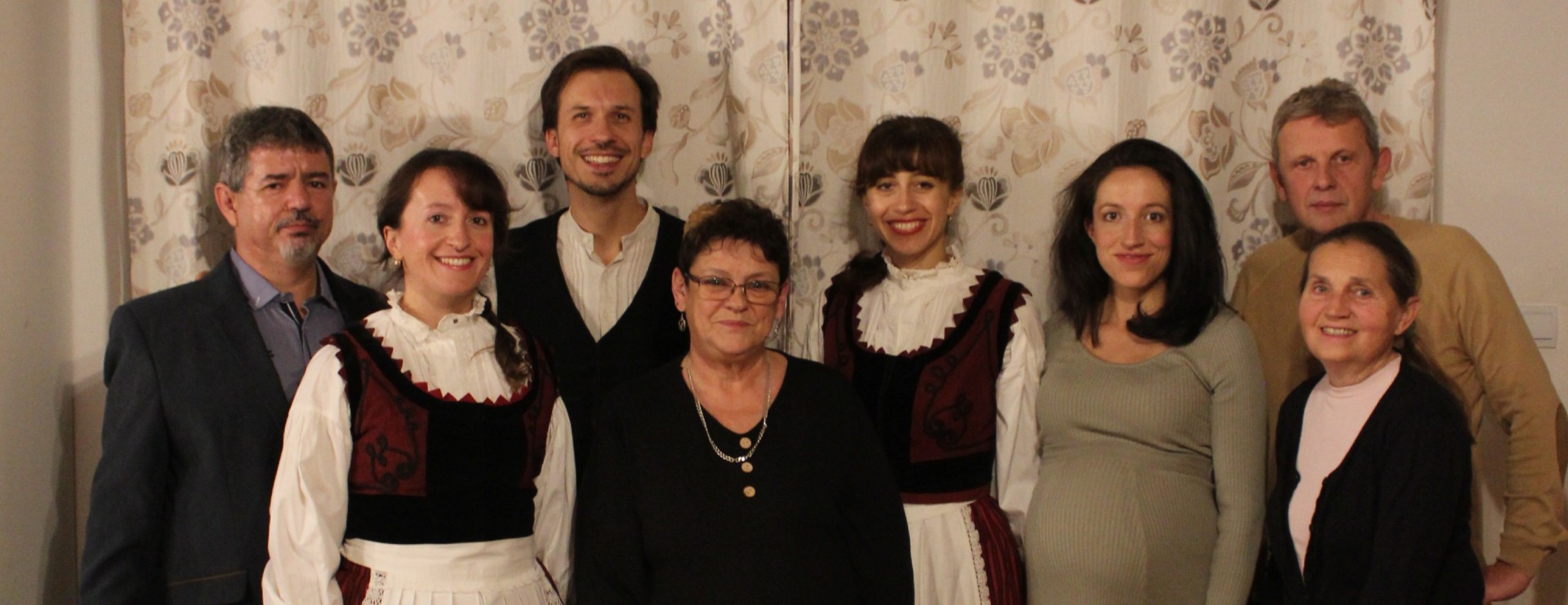 Képen szereplő személyek (balról jobbra): Veres György, Horváth-Dimény Katalin, Dimény Gábor Béla, Pintérné Kalamár Enikő, Koós Ágnes, Zubor-Dimény Ildikó Anna, Balázs Mihály István, Paniti Judit Mária